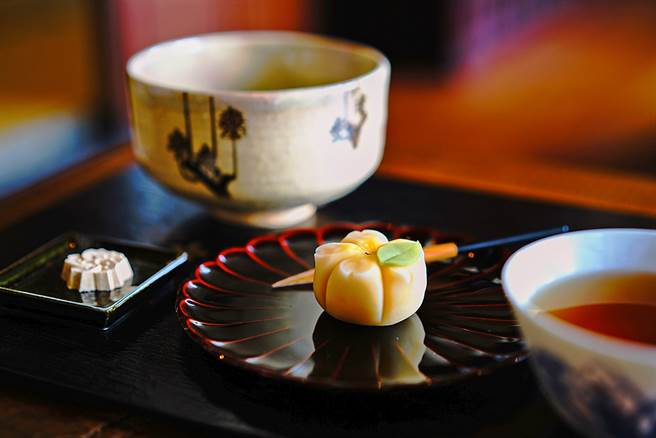 日本节气中，「山吹」代表风光明媚的春季，带着些许橘色调的金黄在4月天灿烂绽放，化成舌尖上细致绵密、甜而不腻的百香果酸香。（摄影/Cindy Lee）