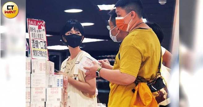 趁着空檔，桂纶镁一直在看生活用品及防疫物品，最后买了溼纸巾。（图／本刊摄影组）