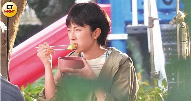 虽然身为文青女神，但桂纶镁完全无偶包，吃东西的模样颇为逗趣。（图／本刊摄影组）