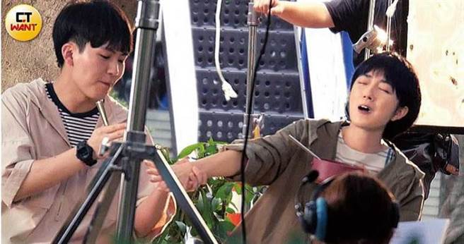 两人的感情戏十分纯情，但桂纶镁不时出现许多有趣的动作与表情。（图／本刊摄影组）