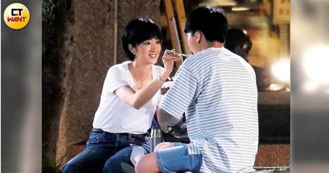晚上桂纶镁与巫建和换了衣服再上场，手上的食物也从便当换成蛋糕，但拍的依旧是喂食画面。（图／本刊摄影组）