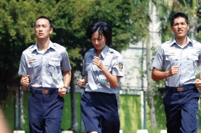 13年前桂纶镁曾和林佑威、蓝正龙一同合演台剧《波丽士大人》。（图／翻摄自网路）