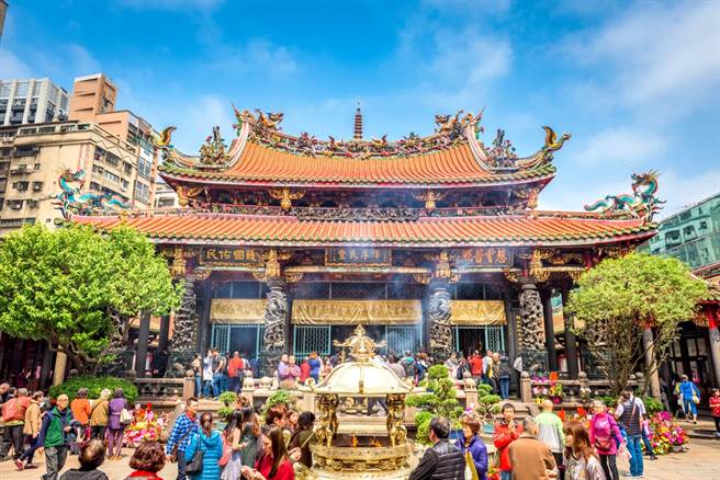 旅外人士网络InterNations公布2021年最新调查，台湾连续3年登上全球旅外人士最爱居住地，一名外籍人士指出，台湾在因应新冠疫情方面是「世界最棒」。图为台北名胜古蹟万华龙山寺。（示意图／shutterstock）