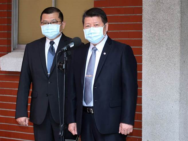 国防部副部长张哲平（右）19日在立法院受访。（姚志平摄）
