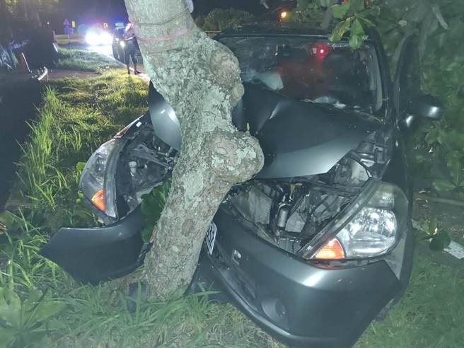 1辆自小客车18日深夜23时许行经台11线长滨乡真柄段时发生自撞路树事故。（台东县警局提供／蔡旻妤台东传真）