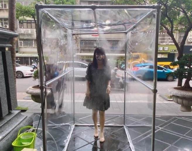 进出公司须先以「洗车场式」消毒，员工笑翻纳闷洗人还洗车。（图／脸书_爆废公社）