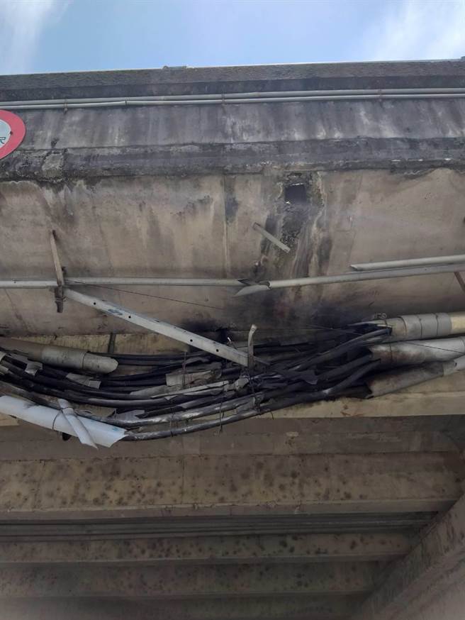 一辆货柜车通过兰阳大桥涵洞时，撞坏涵洞电缆，导致宜兰县五结乡、罗东镇等地有4318户停电。（台电提供／李忠一宜兰传真）