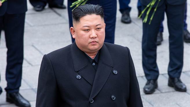 金正恩近日下令民眾禁止穿着南韩及西方流行服饰与髮型。（图／shutterstock）