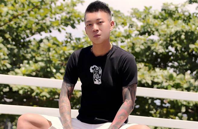 网红「凤梨鼠薯」曝光嘉义的公园每天有老伯聚集赌博还没戴口罩，让他看不下去。(翻摄自凤梨 吴泓逸脸书)

