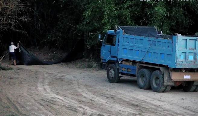 台南市政府环保局在屡经民眾陈情的偏远地区热点重要路口架设监视器即时监控，果然发现一辆刚倾倒完营建废弃物的砂石车准备驶离，随即进行拦检。（环保局提供／洪荣志台南传真）