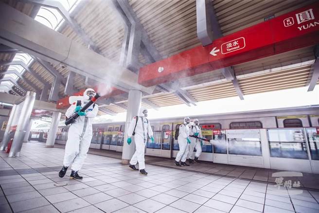 陸軍33化學兵群前往臺北市捷運站實施消毒。（軍聞社提供）