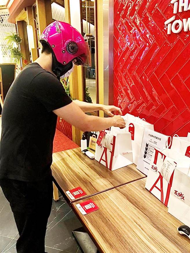 （瓦城泰統集團啟動「外送零接觸取餐」， 確保美味安心送到家。圖／瓦城泰統提供）