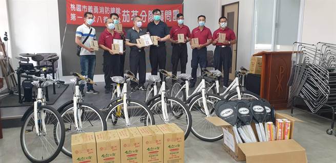 茄苳义消分队长张国雄赠送脚踏车、羽球拍、羽球给桃园私立少年之家。（消防提供／赖佑维桃园传真）