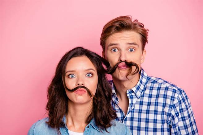 狮子座、双子座、水瓶座的男生在恋爱中很爱搞怪，唯有聪明的女生可以驾驭他。（示意图／shutterstock）