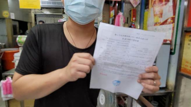 蔡姓老板向散播不实谣言的陈姓妇人进行提告。（照片/游定刚 拍摄）