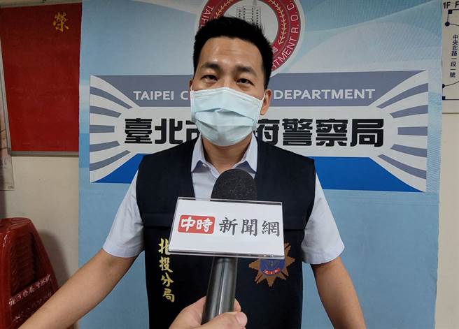 北投分局侦查队长许永益呼吁，勿转传发送来路不明的疫情相关讯息，否则恐触法。（照片/游定刚 拍摄）