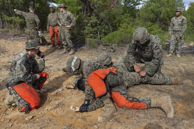 柏格认为，陆战队在经营区域盟友关系也能发挥影响。图为美日交流伤兵撤出。(图/DVIDS)