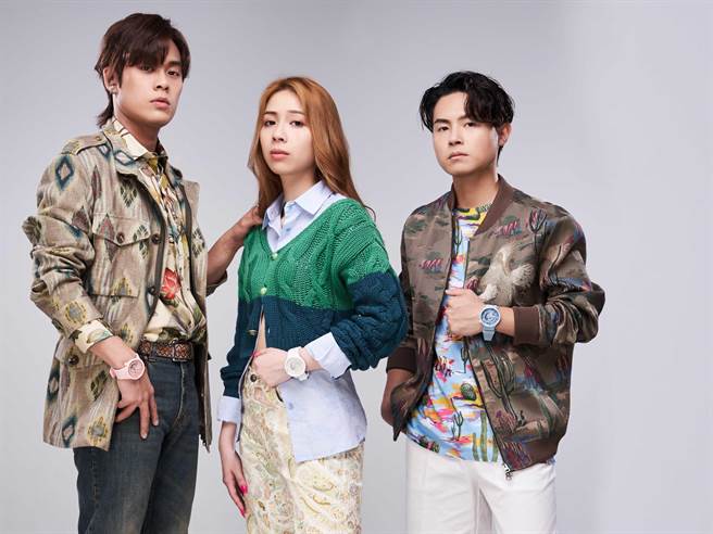 告五人以Swatch NEXT全新系列的手表搭配Etro新装，也让他们一看到表款就立刻爆出惊呼。（服装/Etro、表/Swatch、摄影/JOJ PHOTO）