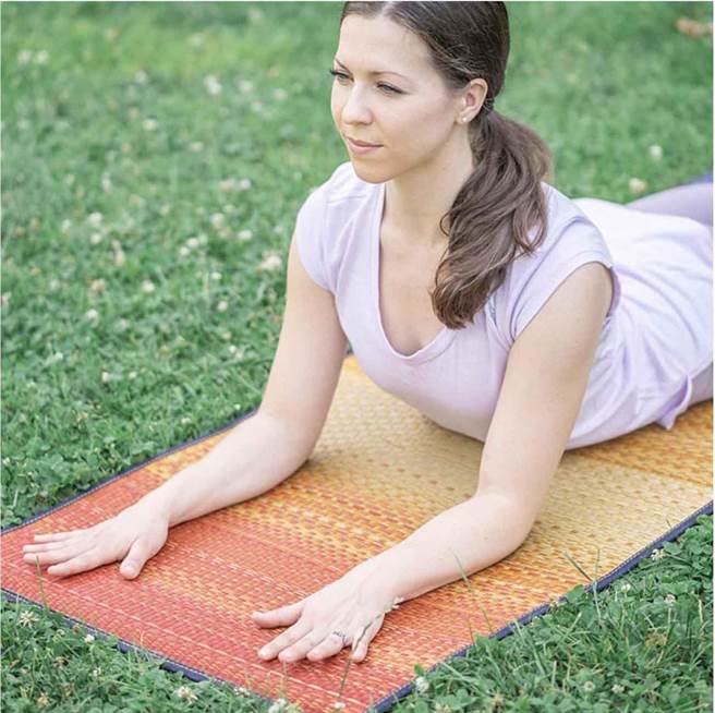 藺草瑜珈墊，漸層款 by IKEHIKO，3490元。（Pinkoi提供）