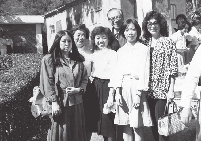 三毛（左起）和父母、作者、作者的母親及老師在聖心女中。（時報出版提供）