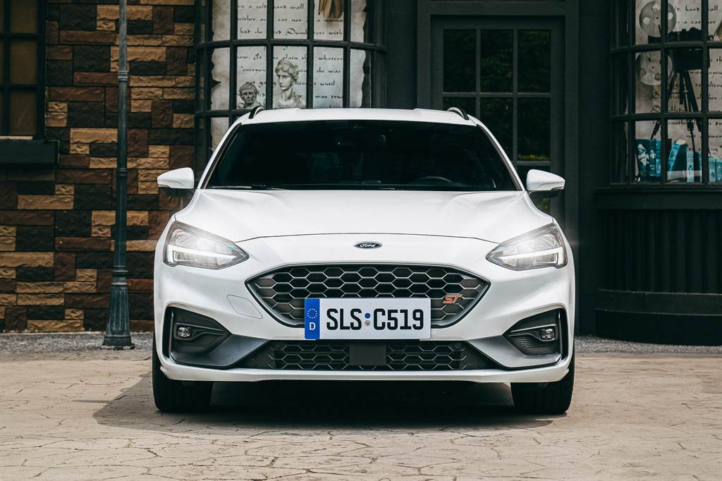 Ford Focus ST Wagon – SLS Edition以簡潔精練的優美線條貫穿車身設計，靜則優雅動人、動則帥勁逼人，搭配專屬「奪目之鐮型LED日行燈」。