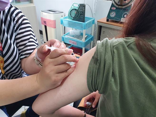 台灣近日疫情擴大，大量民眾湧入醫療院所施打疫苗。圖為台南民眾接種疫苗。（圖／台南市衛生局）