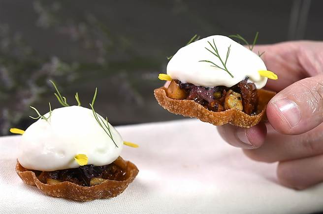 FReNCHIE FReNCHIE〉套餐的Amuse Bouche，以酥炸馄饨皮作塔皮，托着油封蕃茄丁、罗勒丁与布列塔起皮切丁，用巴萨米哥酒醋与用布列塔起司与鲜奶油及酸奶打发的慕斯提味。（图／姚舜）