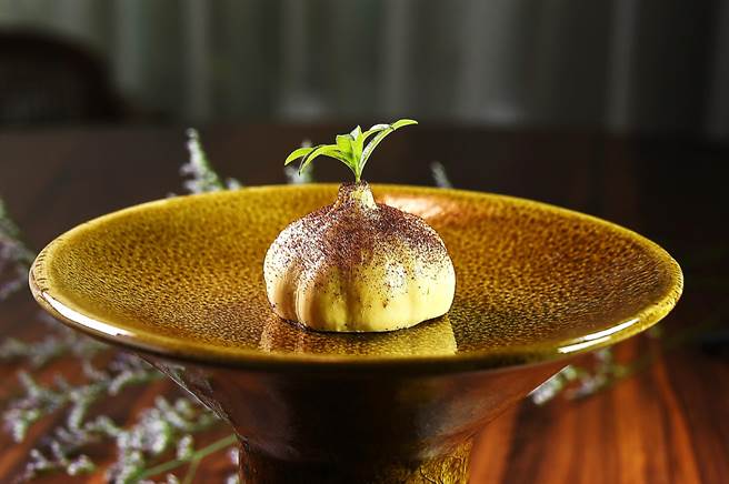 〈FReNCHIE FReNCHIE〉的奶油，是以奶油与焦化奶油拌匀并加了酱油与柠檬汁提味，最上层并洒了烤洋葱粉末，风味独特。（图／姚舜）