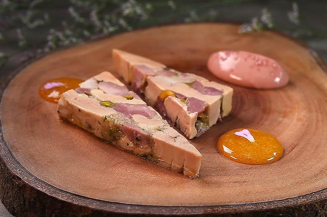 此〈鹅肝酱〉嵌入了油封鸭腿肉与松阪猪肉，以及开心果碎，并搭配金枣酱和甜菜白巧克力酱，咸鲜与酸甜共济，非常好吃。（图／姚舜）