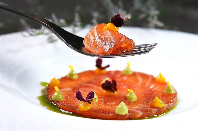 〈七日熟成挪威鲑鱼〉是先在鲑鱼刷上甜菜根汁，再以海盐、黑糖、杜松子、琴酒、绿莱姆皮腌渍后低温风乾熟成。（图／姚舜）