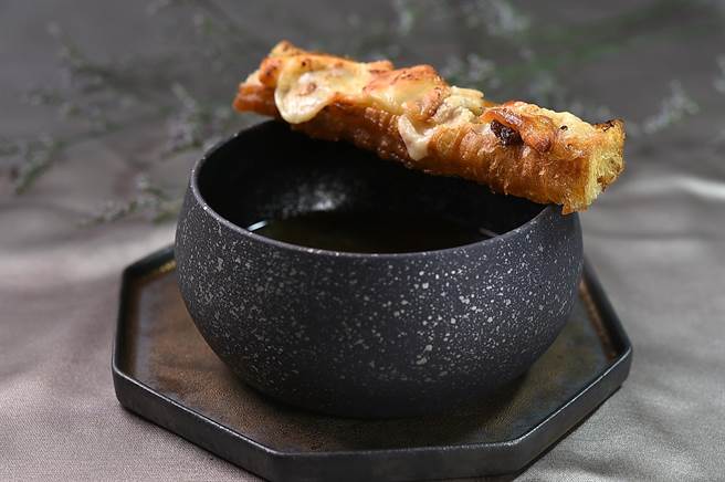 以脆口的老油条取代法国麵包，搭配切达与莫札瑞拉起司烤酥，再搭配经典的〈法式洋葱汤〉，西方美食中有了东方味。（图／姚舜）