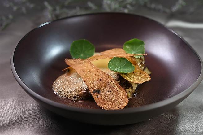 〈松露／舞菇／马铃薯／温泉蛋〉是将舞菇与黑美人菇拌炒后，搭配松露酱汁温泉蛋，挤上马铃薯foam并以金莲叶及山萝卜叶妆点，是很经典法式菇肴。（图／姚舜）