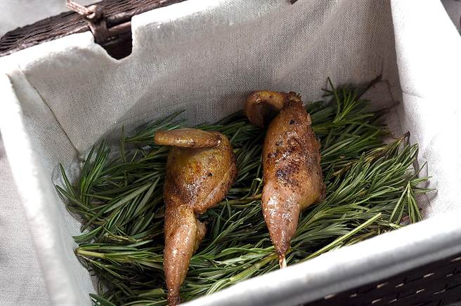 台湾富山农场培育的鹌鹑，体型较大，肉质细致，Don以腌、煎与油淋，以及马鞕草烟熏等多道工序烹制，皮酥肉嫩。（图／姚舜）