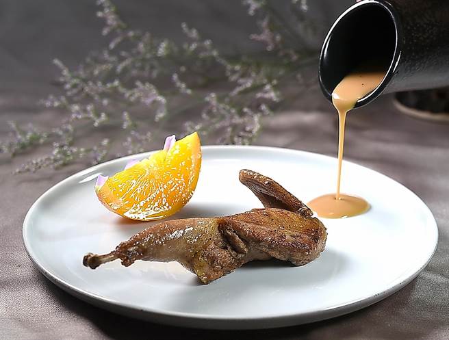 鹌鹑以滚烫奶油油淋熟后，皮酥肉嫩，呈盘后再搭配花雕酒酱汁增加其风味。（图／姚舜）