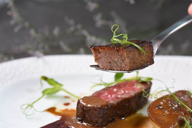 〈FReNCHIE FReNCHIE〉套餐的主菜〈无骨牛小排／厚切M9牛舌／鹅肝／青苹果 〉的厚切牛舌，是以低温烹调制成，口感柔软似棉花糖。（图／姚舜）