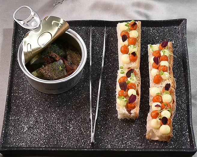 附麵包呈盘的〈竹筴鱼罐头／油封蕃茄〉，是〈FReNCHIE FReNCHIE〉宵夜时段「下酒菜」。（图／姚舜）