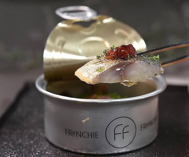 〈竹筴鱼罐头〉作法源于法国布列塔尼的〈橄榄油浸沙丁鱼罐头〉，Don用肉质却更为细致的竹筴鱼取代沙丁鱼，先醋浸再油封制作，最后再封罐完成。（图／姚舜）