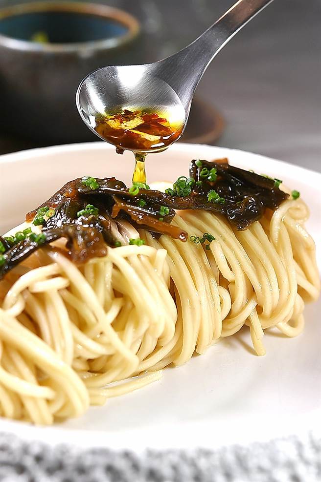 〈老上海葱油拌麵〉也是〈FReNCHIE FReNCHIE〉宵夜菜肴，Chef Don还准备了自制海鲜辣酱让客人提味。（图／姚舜）