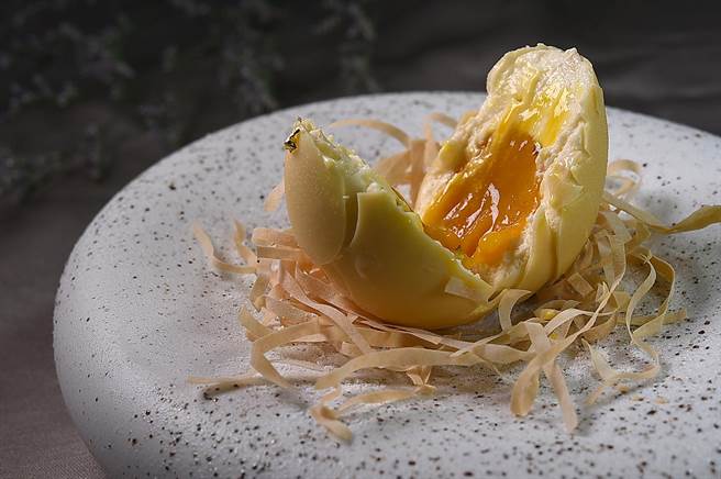 以蛋形呈现的〈 椰子／芒果／百香果〉，薄脆的外壳敲破后，蛋白是椰子慕斯，酸甜可口的蛋黄是百香果以及芒果冰沙。（图／姚舜）