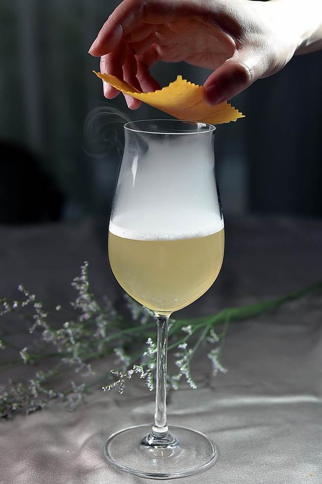 〈FReNCHIE FReNCHIE〉，与有「调酒界味觉工艺师」之称的Mark (小T黄俊宪)团队合作，供应时尚调酒。（图／姚舜）