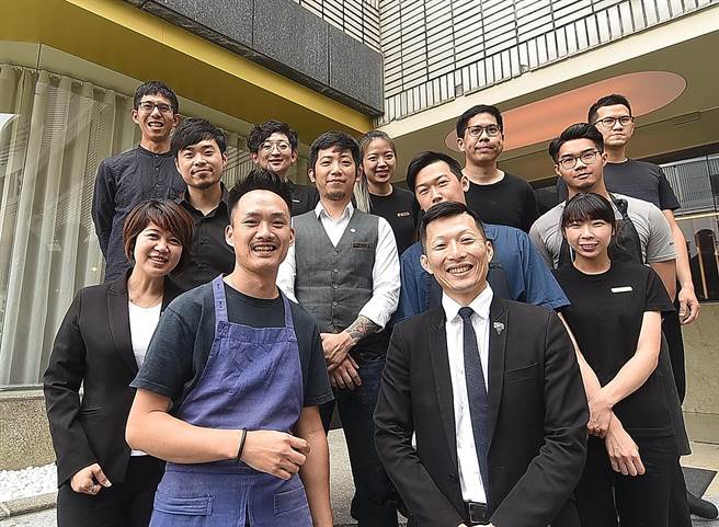 〈FReNCHIE FReNCHIE〉的内外场团队都很有经验，总经理Xavier曾孟翊（前右）是台湾首届最佳法国酒侍酒师冠军。（图／姚舜）