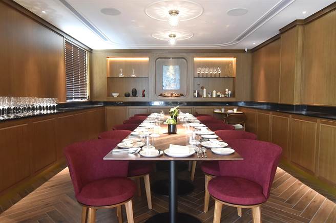 台中〈FReNCHIE FReNCHIE〉餐厅有不同用餐区，并有可举办餐酒会的包厢。（图／姚舜）