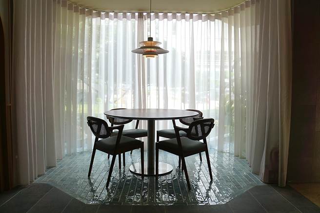  〈FReNCHIE FReNCHIE〉的装潢设计带有一点「现代復古风」，气质沉稳恬适。（图／姚舜）