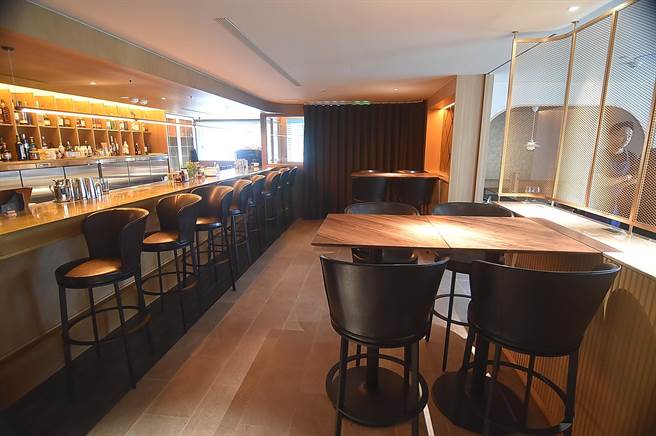 〈FReNCHIE FReNCHIE〉设有一酒吧，可接待16人在此品酒。（图／姚舜）