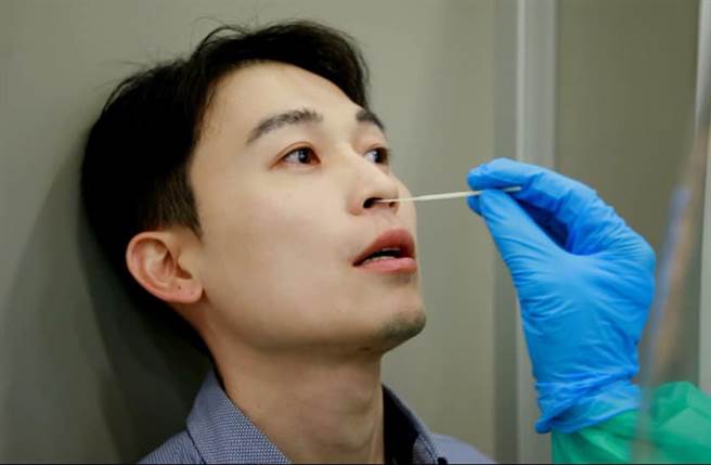 主播黃家緯透露想有效壓制疫情，有一招自己就能做到，就是把自己及最親密的親友，都當成無症狀感染者。(翻攝自黃家緯 Alfie臉書)