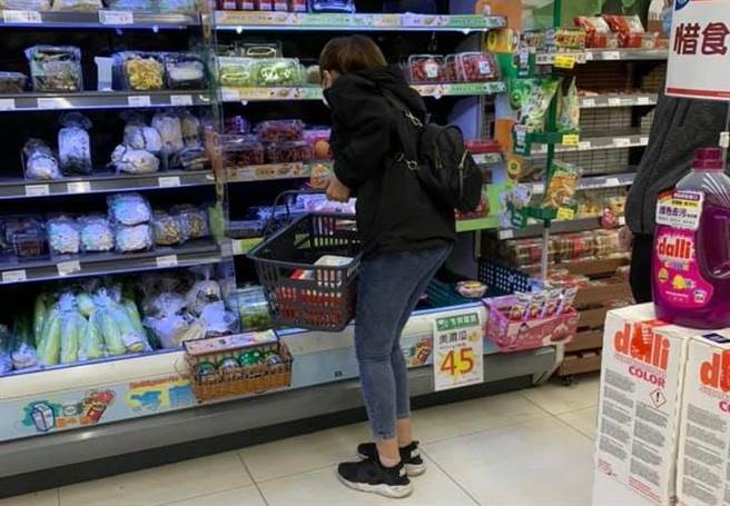 马尾妹逛全联直接忽略实联制，被网友直击上网爆料。（图／脸书_爆料公社公开版）