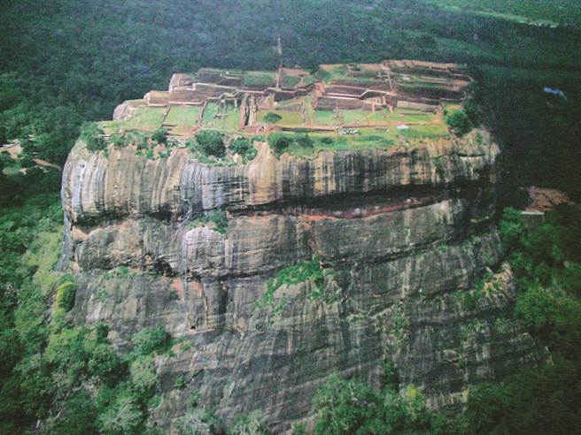 斯里兰卡的西吉利亚巨石。(《每一趟旅行都是爱与梦的分享》/四块玉文创)