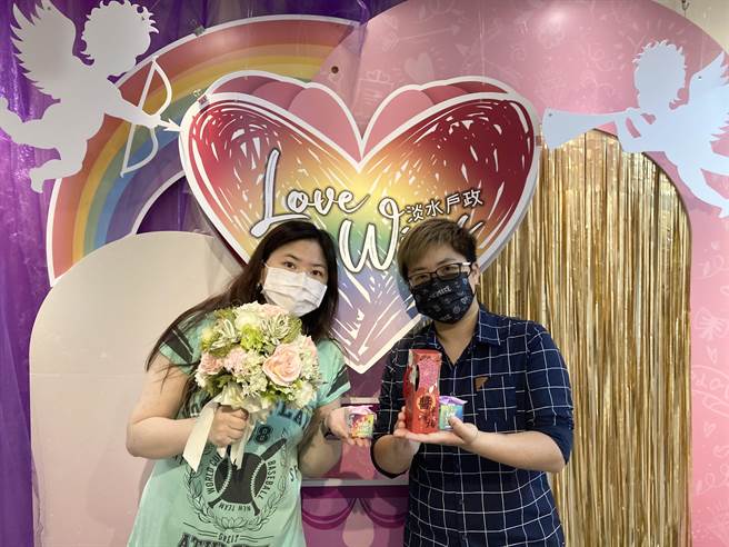 在淡水戶政所登記的劉小姐、林小姐（淡水戶政所提供／戴上容新北傳真）