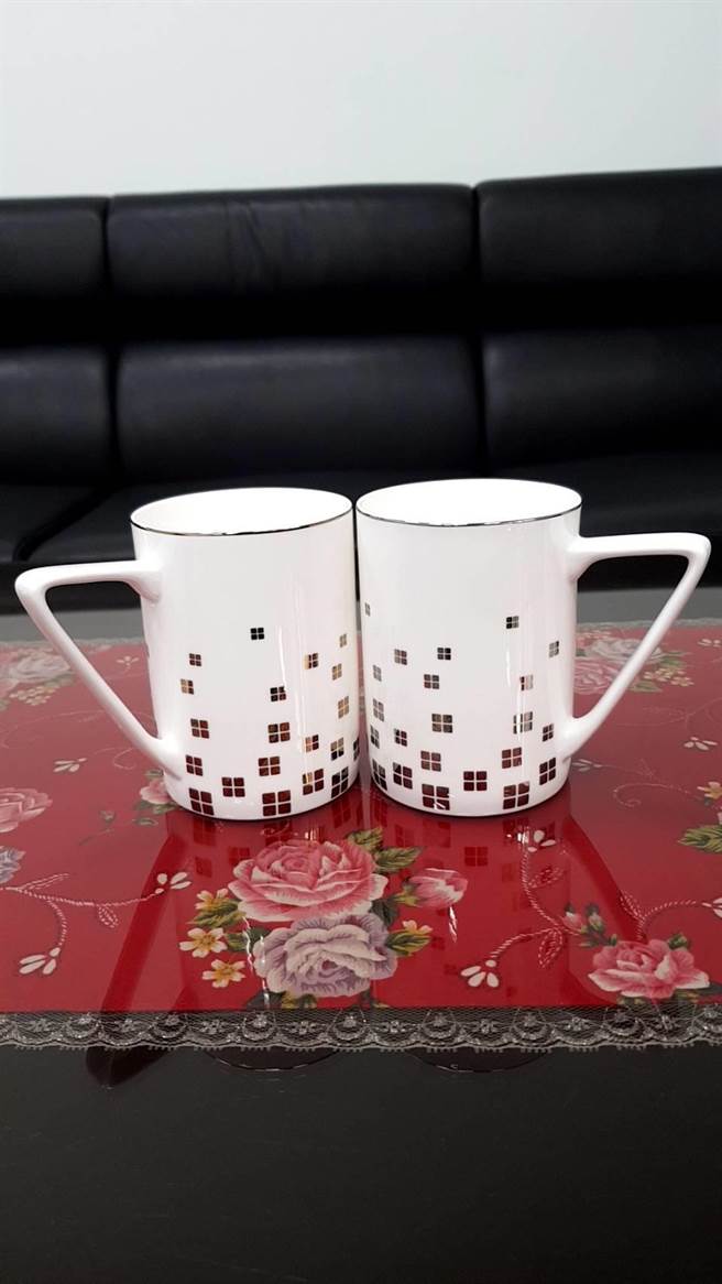 新莊戶政所送新人的金銀對杯（新莊戶政所提供／戴上容新北傳真）