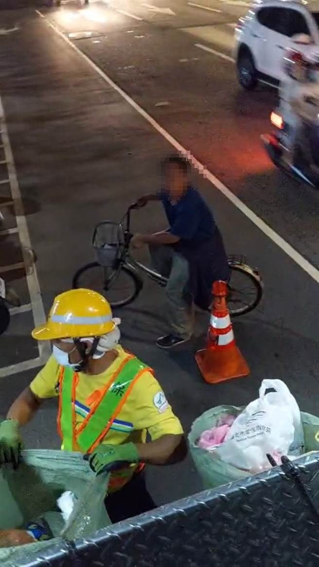 民眾外出丢垃圾未戴口罩，北市环保局依法报警移送开罚。（台北市环保局提供／张立勋台北传真）

